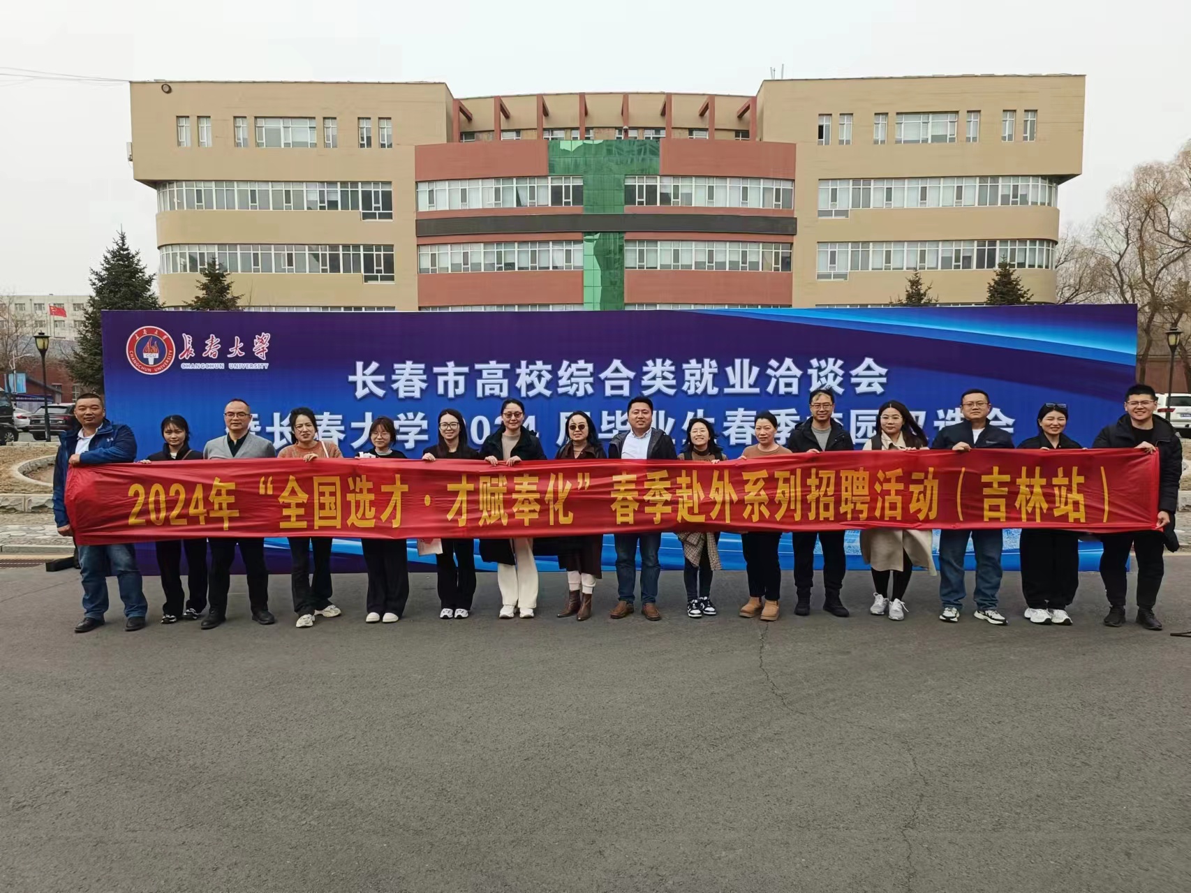推出就業(yè)崗位2251個(gè)！區(qū)人力社保局組團(tuán)企業(yè)赴外招聘搶人才